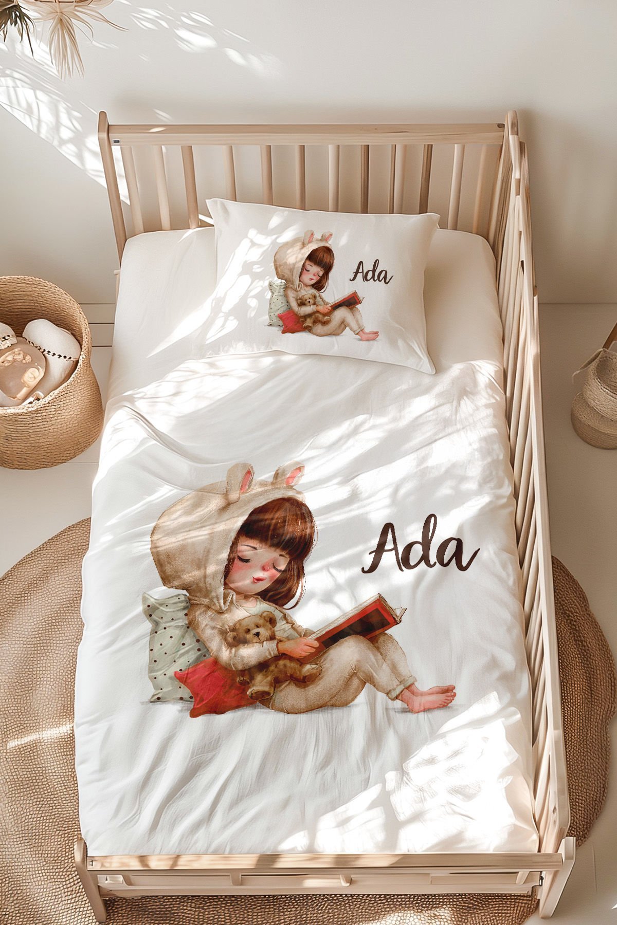 %100 Pamuk İsme Özel Montessori Yatak Nevresim Takımı (100x200 cm) Kitap Okuyan Kız