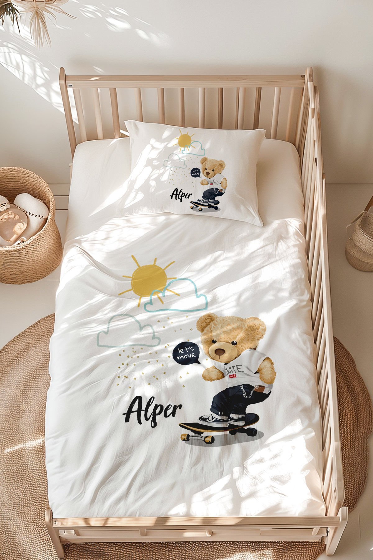 %100 Pamuk İsme Özel Montessori Yatak Nevresim Takımı (100x200 cm) Kaykaycı Ayıcık