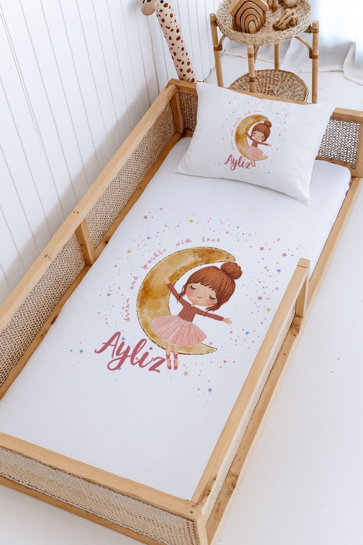 İsme Özel Montessori Yatak Pike Seti (100x200cm) Aydaki Kız
