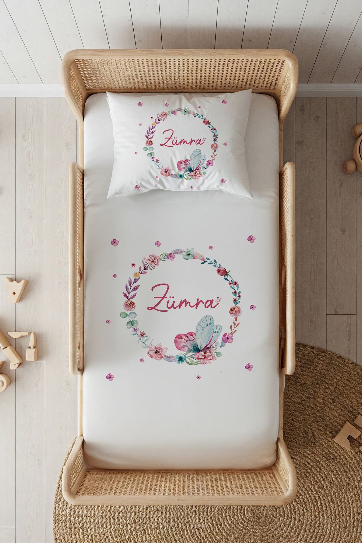 %100 Pamuk Saten İsme Özel İsimli 100x200 Tek Kişilik Lastikli Çarşaf Seti Çiçek ve Kelebekler