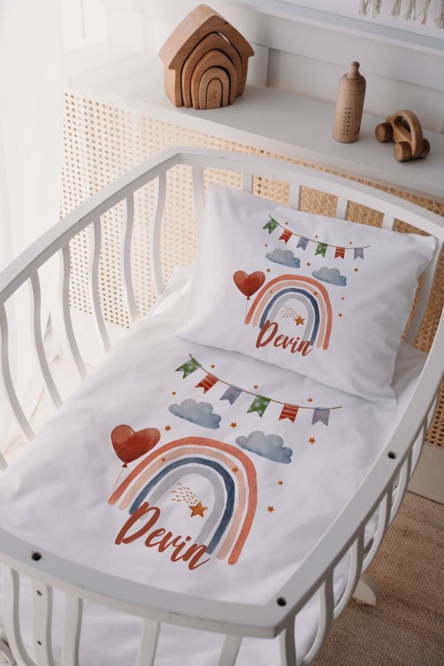 %100 Delux Pamuk İsme Özel 60x100 Anne Yanı Beşik Nevresim Takımı Gökkuşağı