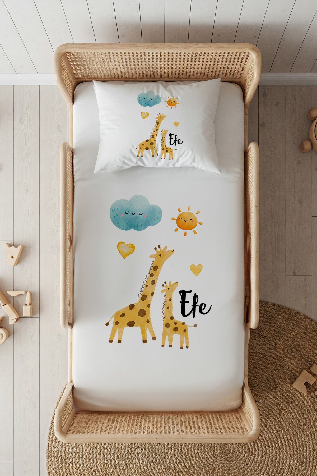 %100 Pamuk Saten İsme Özel 100x200 Tek Kişilik Lastikli Çarşaf Seti Zürafa Ailesi