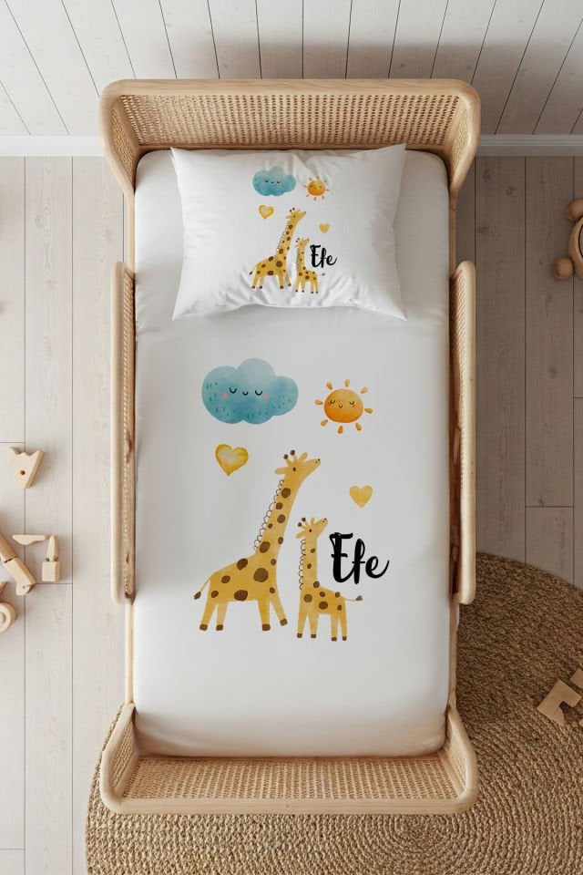 %100 Pamuk Saten İsme Özel 100x200 Tek Kişilik Lastikli Çarşaf Seti Zürafa Ailesi