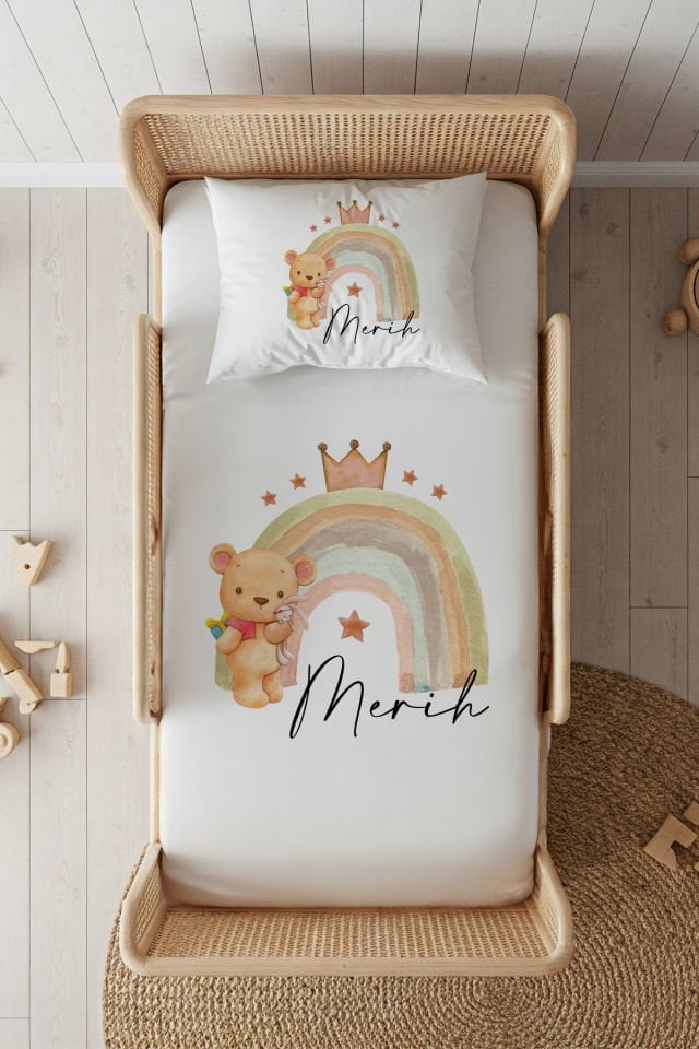 %100 Pamuk Saten İsme Özel 100x200 Tek Kişilik Lastikli Çarşaf Seti Ayıcık ve Gökkuşağı