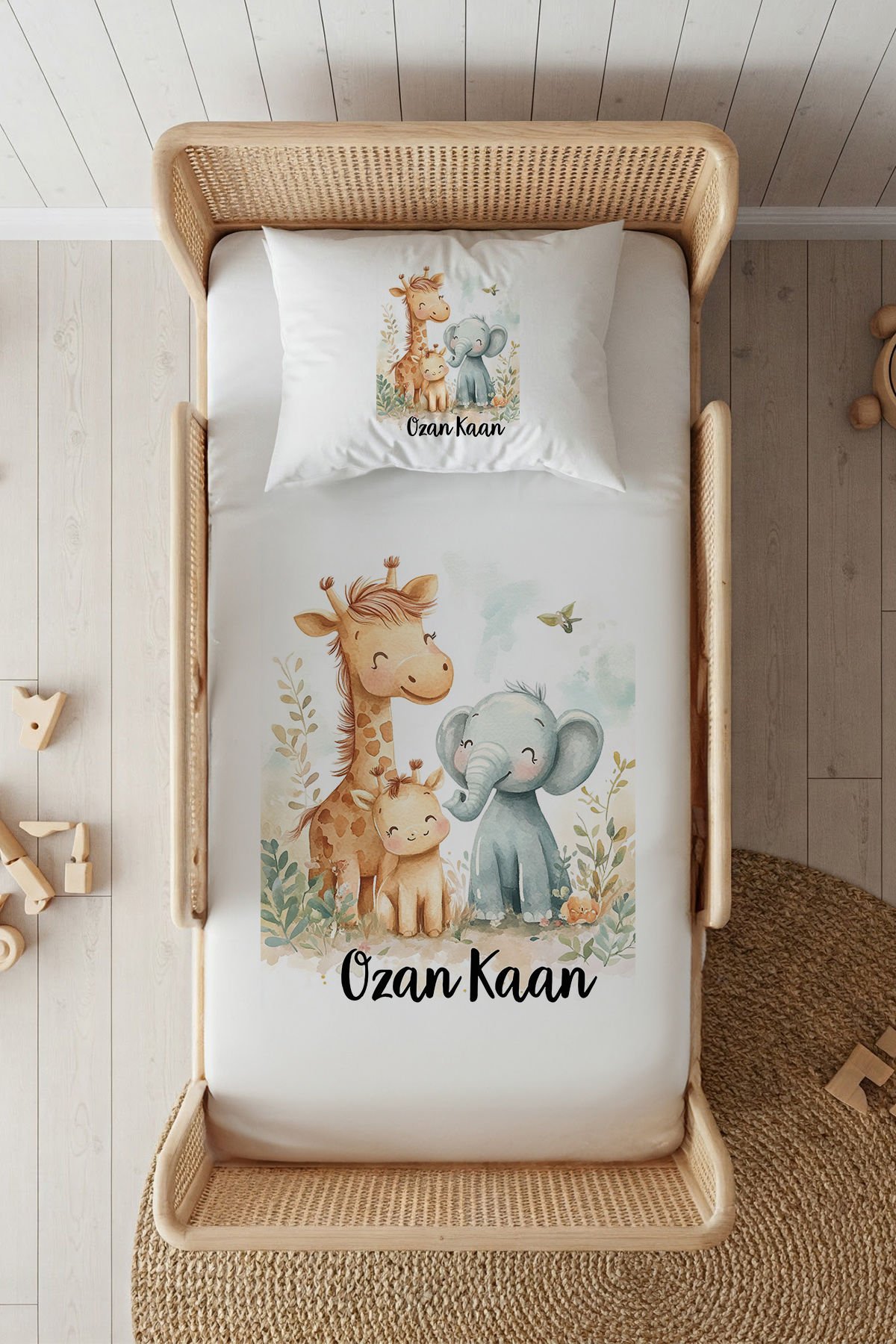 %100 Pamuk Saten İsme Özel 100x200 Tek Kişilik Lastikli Çarşaf Seti Sevimli Zürafa ve Fil