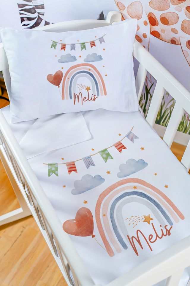 %100 Delux Pamuk İsme Özel 60x100 Anne Yanı Beşik Nevresim Takımı Gökkuşağı %100 Pamuk Saten Anne Yani Beşik Nevresim Takımı