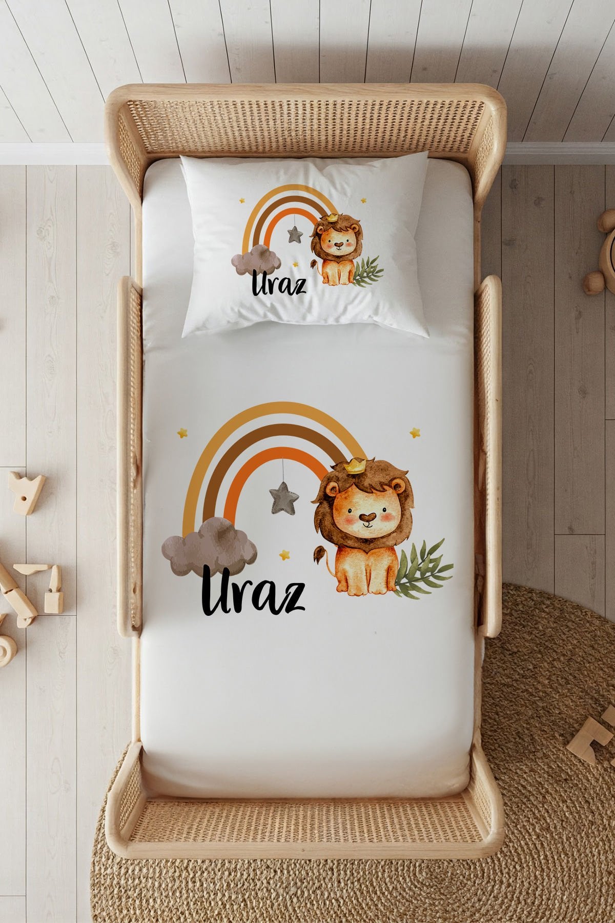 %100 Pamuk Saten İsme Özel 100x200 Tek Kişilik Lastikli Çarşaf Seti Gökkuşağı Aslan