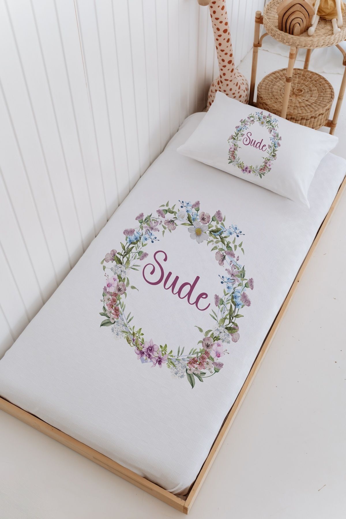 İsme Özel Bebek Ve Çocuk Tek Kişilik Pike Takımı (160 X 220cm)-Çiçek Çemberi