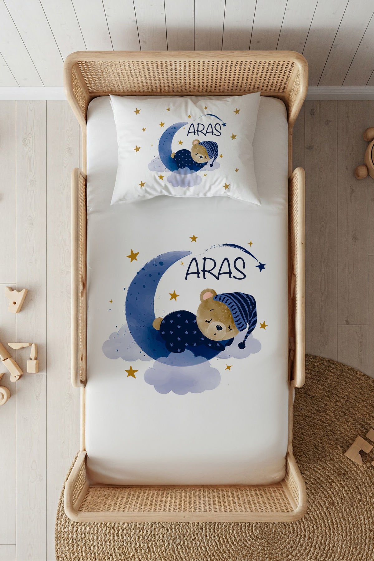 %100 Pamuk Saten İsme Özel 100x200 Tek Kişilik Lastikli Çarşaf Seti Uykucu Ayıcık