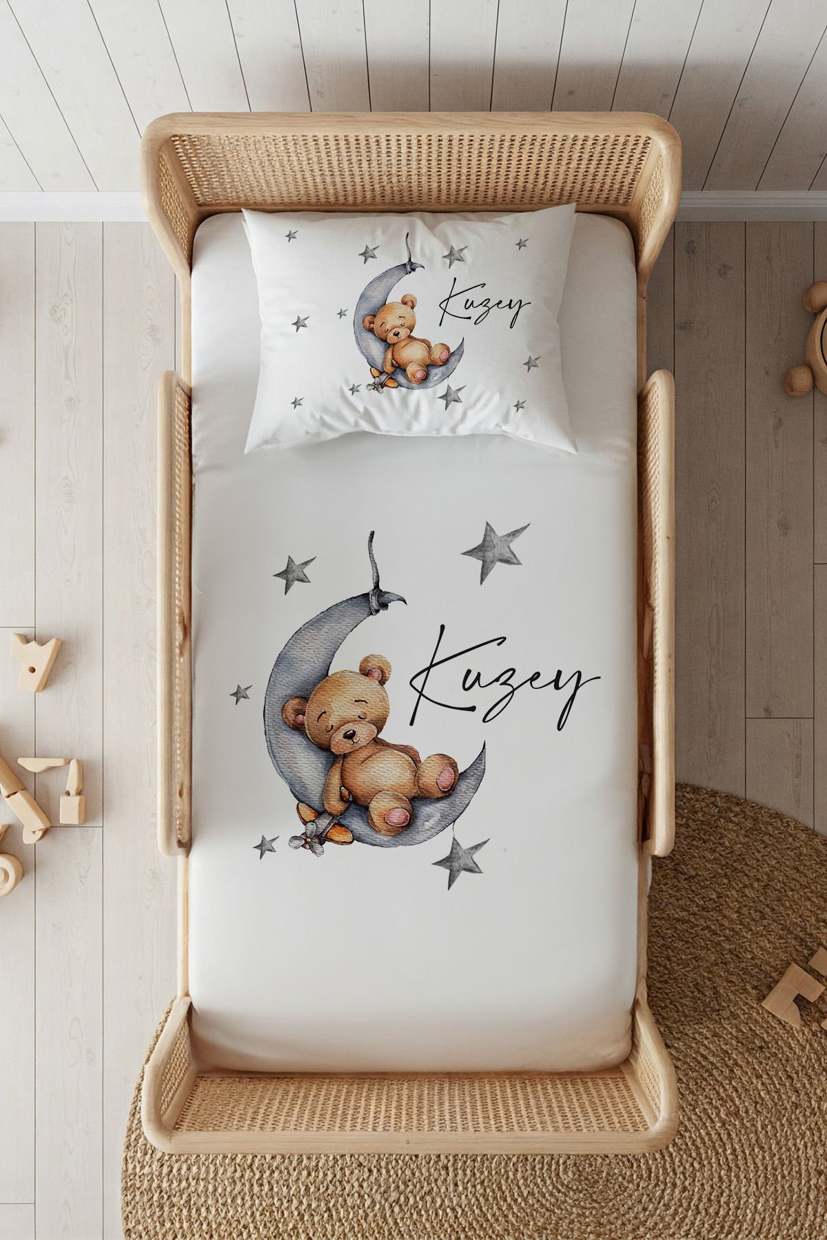 %100 Pamuk Saten İsme Özel 100x200 Tek Kişilik Lastikli Çarşaf Seti Ayda Uyuyan Ayıcık