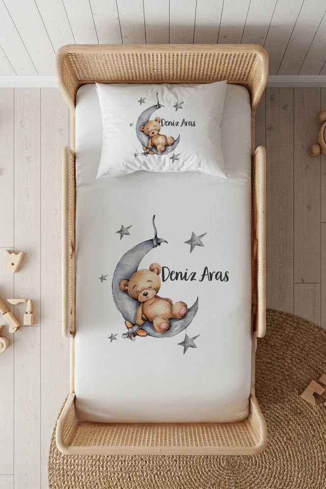 %100 Pamuk Saten İsme Özel 100x200 Tek Kişilik Lastikli Çarşaf Seti Ayda Uyuyan Ayıcık