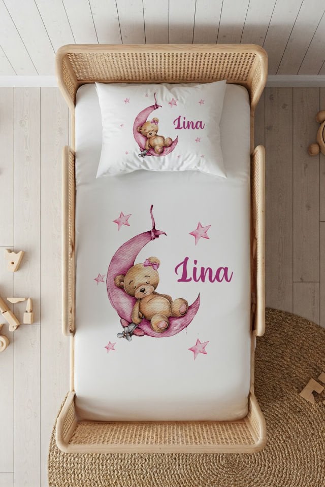 %100 Pamuk Saten İsme Özel 100x200 Tek Kişilik Lastikli Çarşaf Seti Ayda Uyuyan Ayıcık