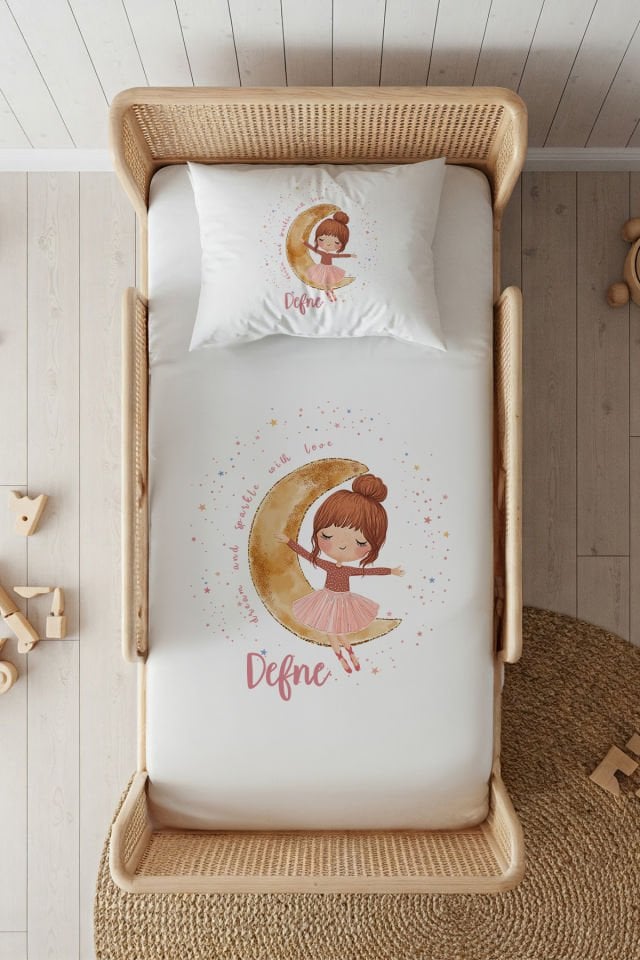 %100 Pamuk Saten İsme Özel 100x200 Tek Kişilik Lastikli Çarşaf Seti Ayda Oturan Kız