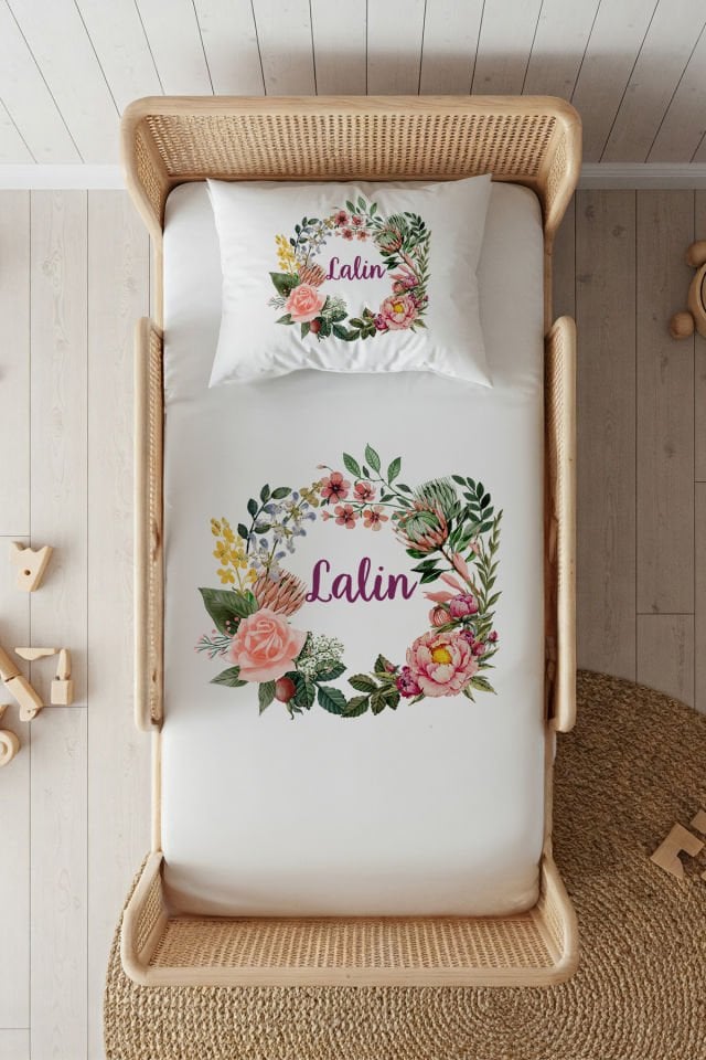 %100 Pamuk Saten İsme Özel 100x200 Tek Kişilik Lastikli Çarşaf Seti Çiçek Çemberi