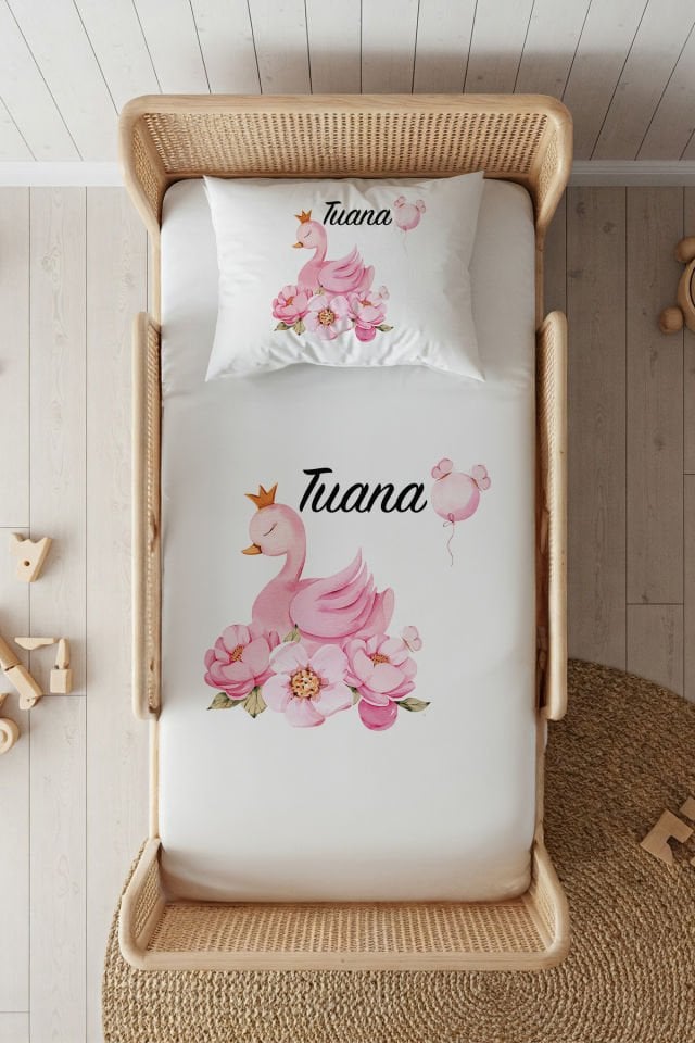 %100 Pamuk Saten İsme Özel 100x200 Tek Kişilik Lastikli Çarşaf Seti Pembe Kuğu