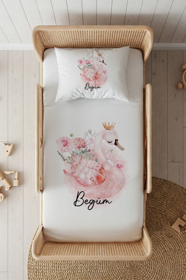 %100 Pamuk Saten İsme Özel 100x200 Tek Kişilik Lastikli Çarşaf Seti Taçlı Kuğu