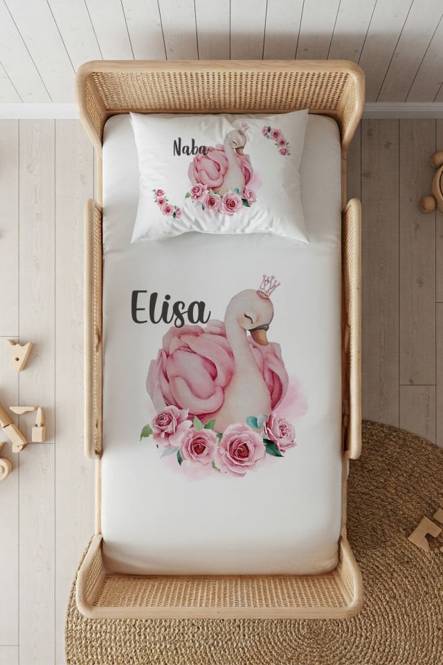 %100 Pamuk Saten İsme Özel 100x200 Tek Kişilik Lastikli Çarşaf Seti Güllü Kuğu