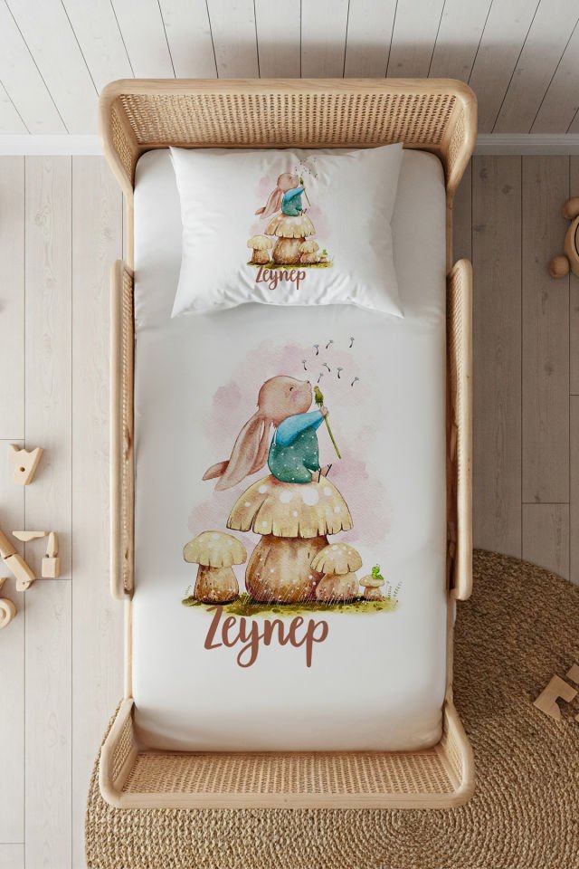 %100 Pamuk Saten İsme Özel 100x200 Tek Kişilik Lastikli Çarşaf Seti Mantar Üstünde Tavşan