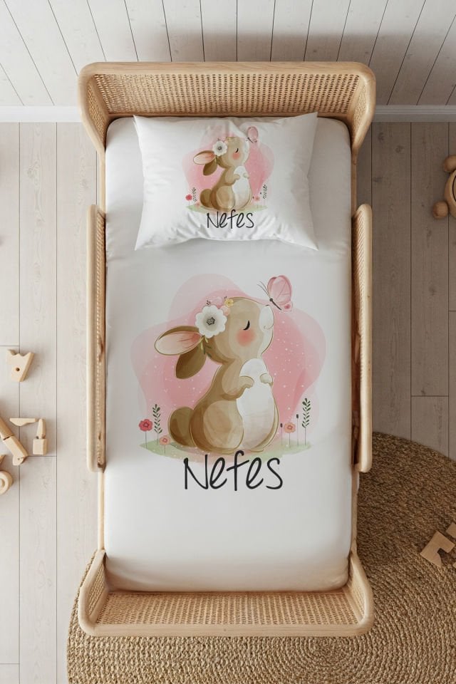 %100 Pamuk Saten İsme Özel 100x200 Tek Kişilik Lastikli Çarşaf Seti Burnunda Kelebekli Tavşan
