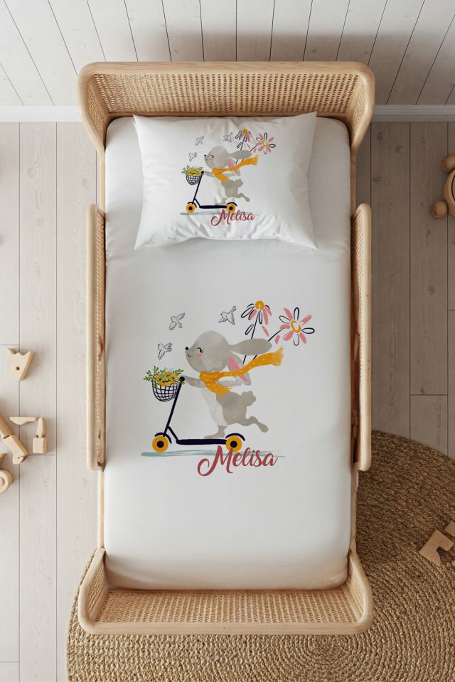 %100 Pamuk Saten İsme Özel 100x200 Tek Kişilik Lastikli Çarşaf Seti Scooterlı Tavşan