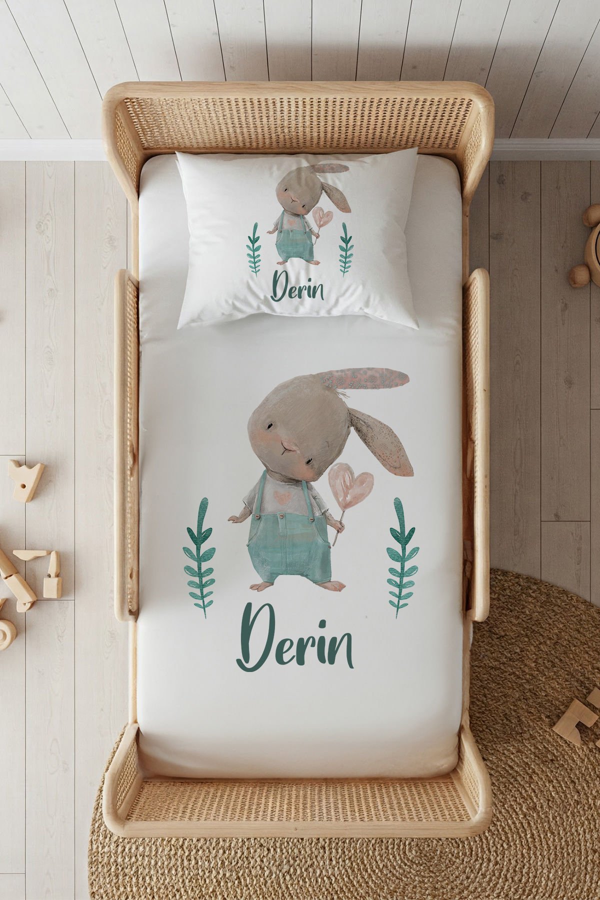 %100 Pamuk Saten İsme Özel 100x200 Tek Kişilik Lastikli Çarşaf Seti Yeşil Tulumlu Tavşan