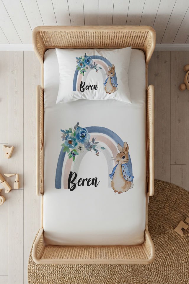 %100 Pamuk Saten İsme Özel 100x200 Tek Kişilik Lastikli Çarşaf Seti Mavi Ceketli Tavşan