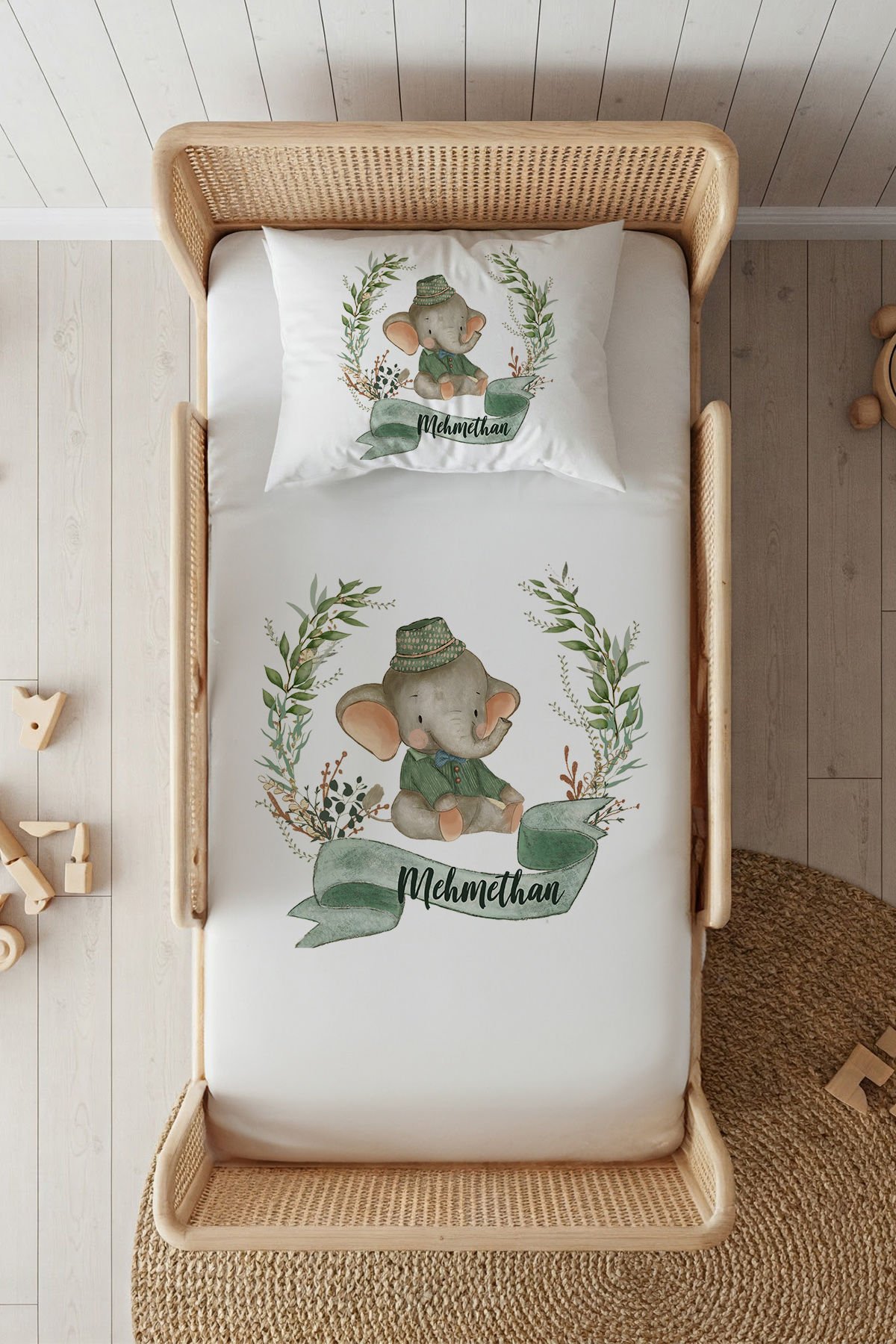 %100 Pamuk Saten İsme Özel 100x200 Tek Kişilik Lastikli Çarşaf Seti Yeşil Şapkalı Fil