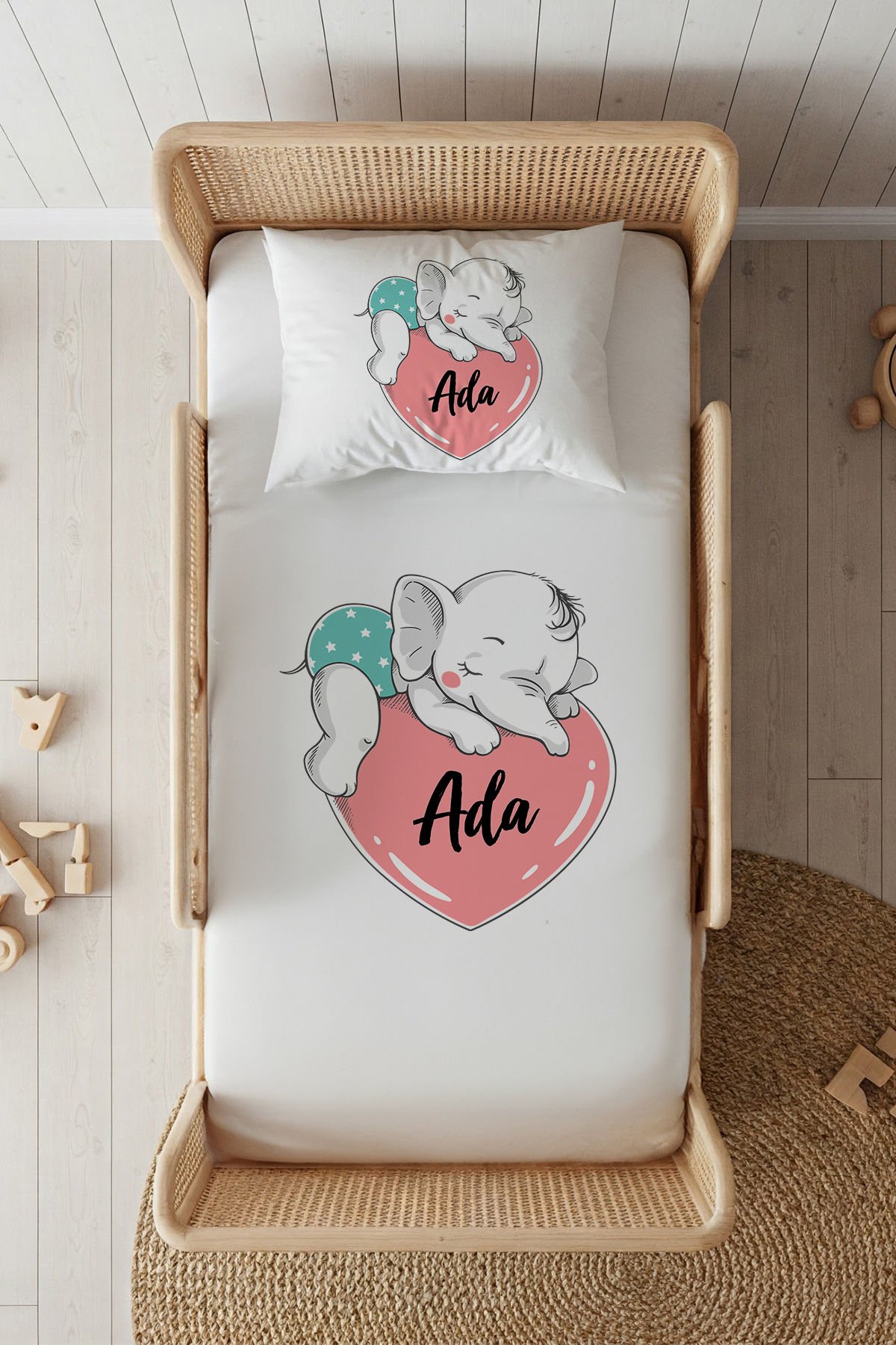 %100 Pamuk Saten İsme Özel 100x200 Tek Kişilik Lastikli Çarşaf Seti Kalp Üstünde Yavru Fil