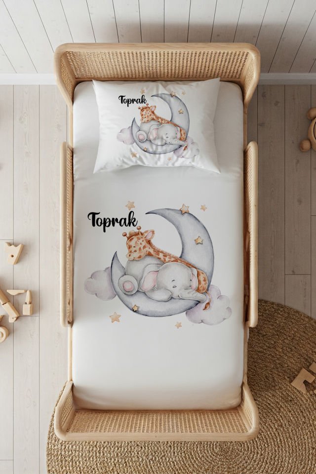 %100 Pamuk Saten İsme Özel 100x200 Tek Kişilik Lastikli Çarşaf Seti Uyuyan Zürafa ve Fil