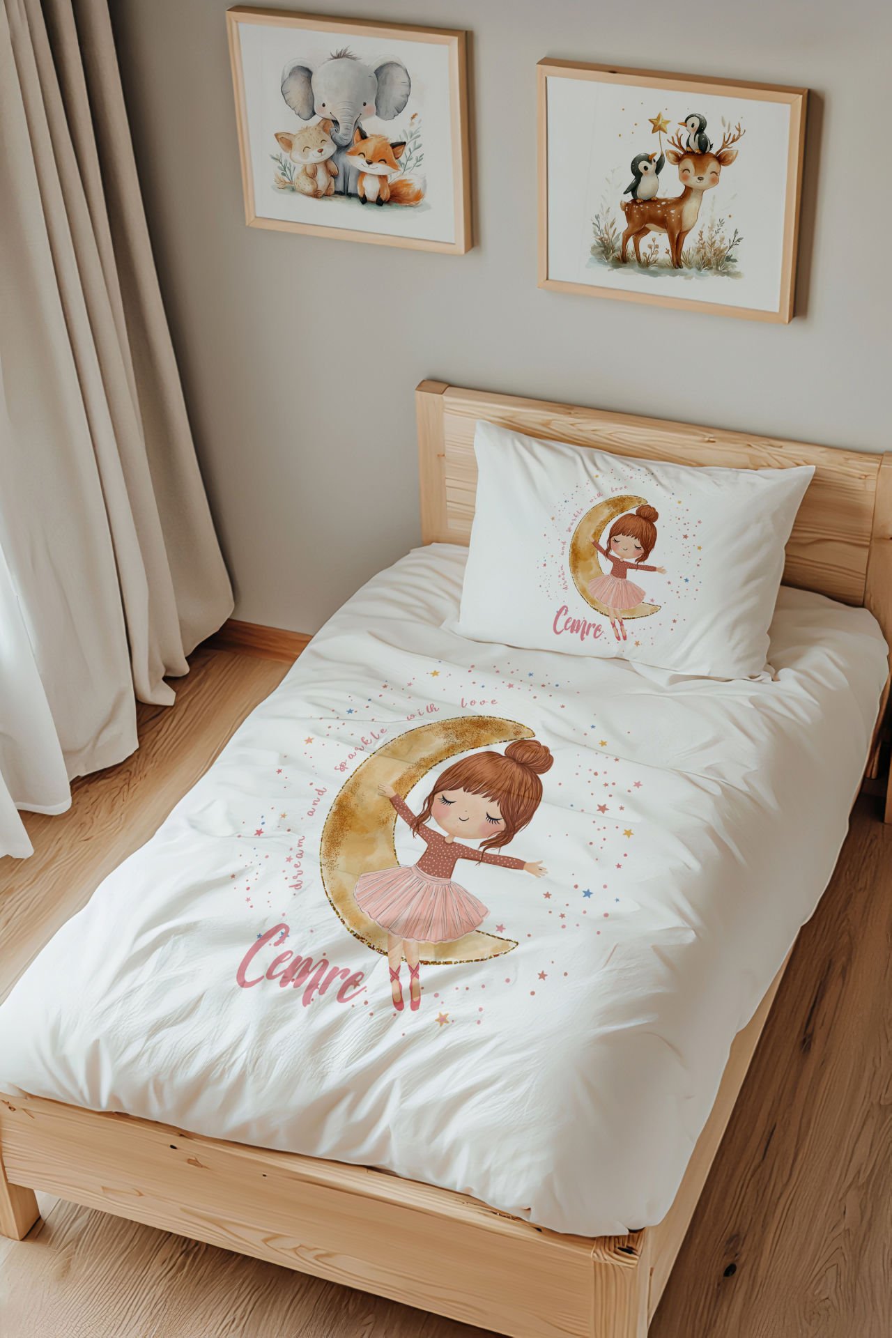 İsme Özel Tek Kişilik Çocuk Nevresim Takımı (160x220 cm) Ayda Oturan Kız