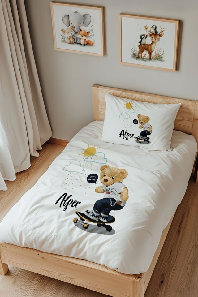 İsme Özel Tek Kişilik Çocuk Nevresim Takımı (160x220 cm) Kaykaycı Ayıcık