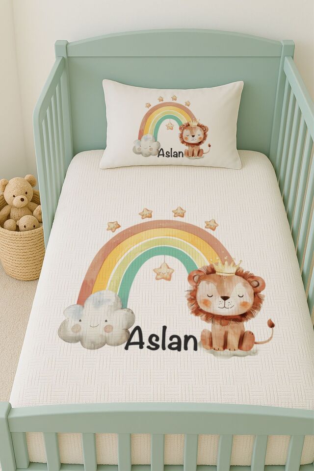 %100 Pamuk İsme Özel İsimli 100x150 cm Pike Seti Renkli Gökkuşağı ve Küçük Aslan