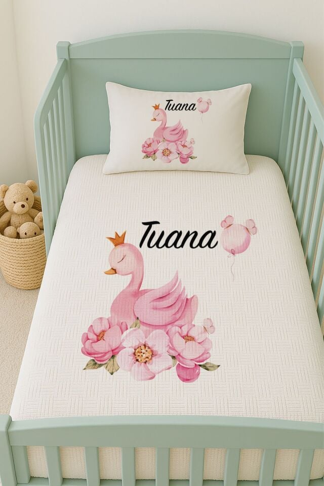 %100 Pamuk İsme Özel İsimli 100x150 cm Pike Seti Pembe Çiçekli Kuğu