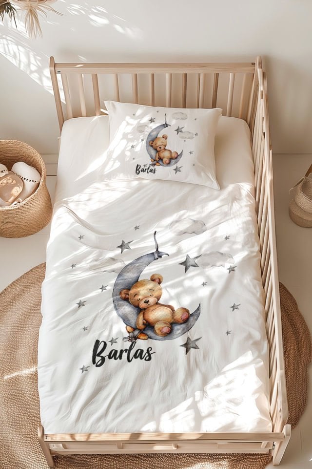 İsme Özel Montessori Yatak Nevresim Takımı (100x200 cm) Uyuyan Ayıcık