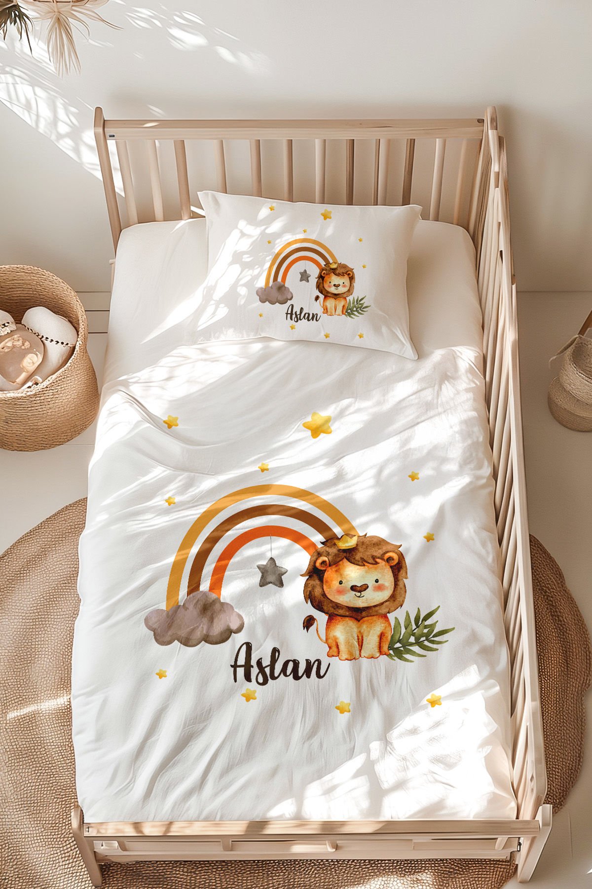 %100 Pamuk İsme Özel Montessori Yatak Nevresim Takımı (100x200 cm) Gökkuşağı Aslan