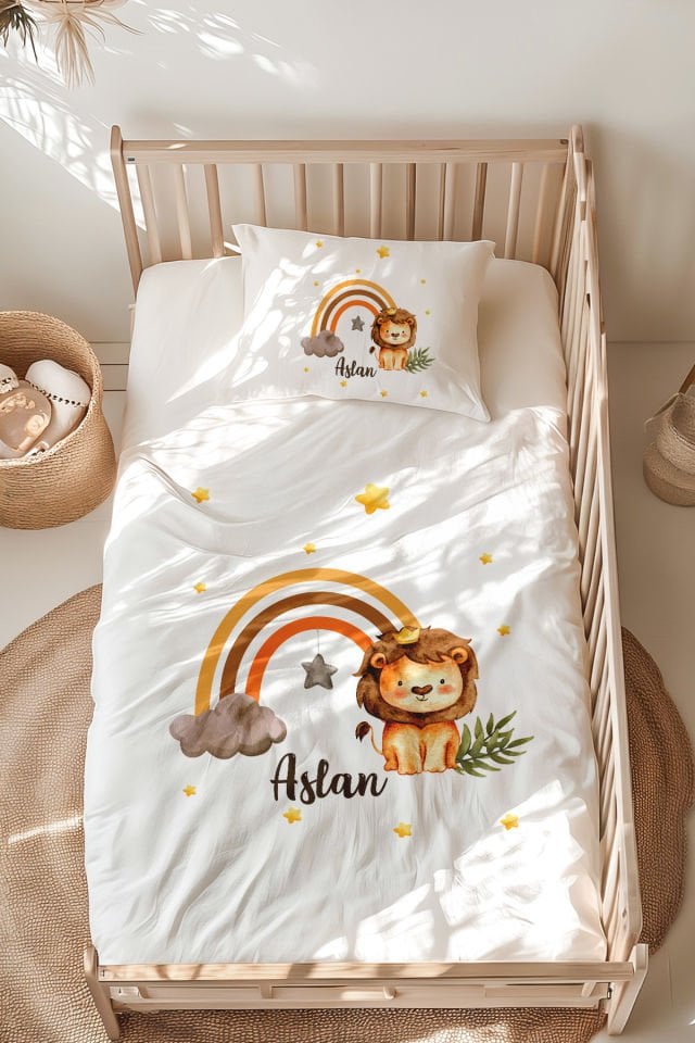 %100 Pamuk İsme Özel Montessori Yatak Nevresim Takımı (100x200 cm) Gökkuşağı Aslan