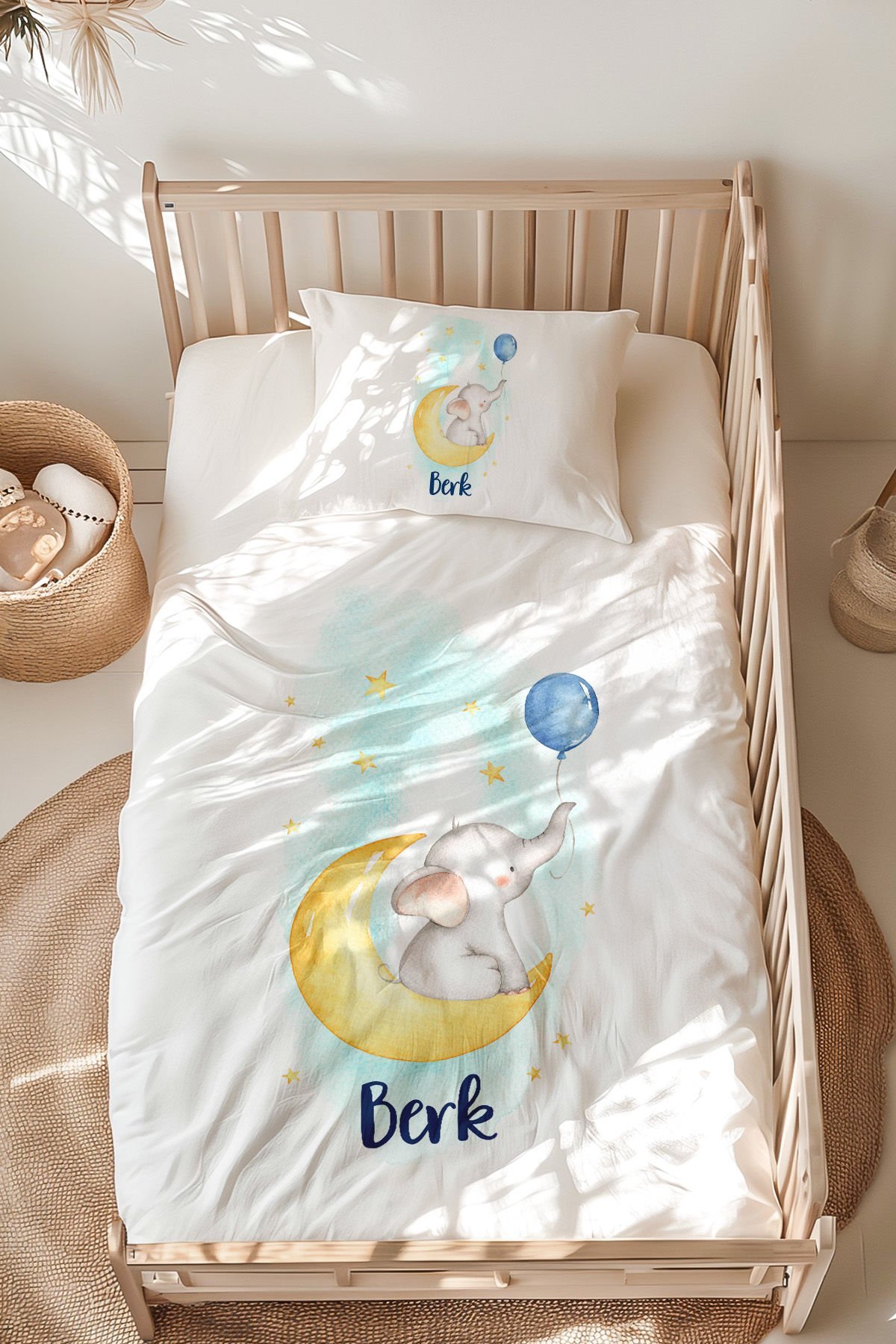 İsme Özel Montessori Yatak Nevresim Takımı (100x200 cm) Balon Tutan Yavru Fil