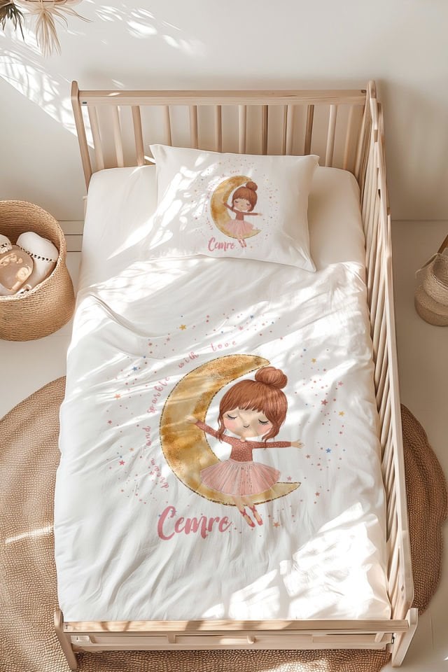 İsme Özel Montessori Yatak Nevresim Takımı (100x200 cm) Ayda Oturan Kız