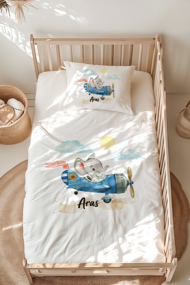 İsme Özel Montessori Yatak Nevresim Takımı (100x200 cm) Uçakta Fil