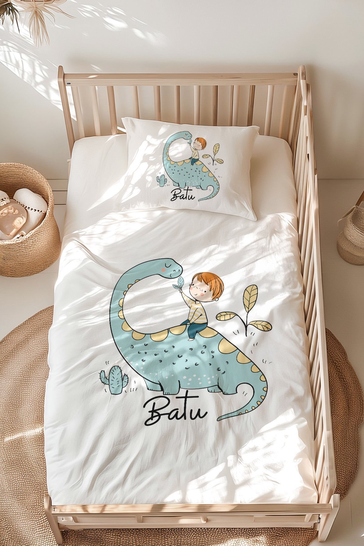 İsme Özel Montessori Yatak Nevresim Takımı (100x200 cm) Dinozor ve Çocuk