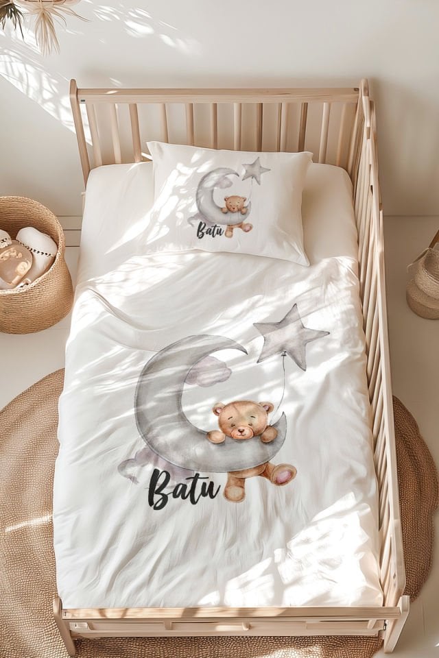 İsme Özel Montessori Yatak Nevresim Takımı (100x200 cm) Ayda Sallanan Ayıcık