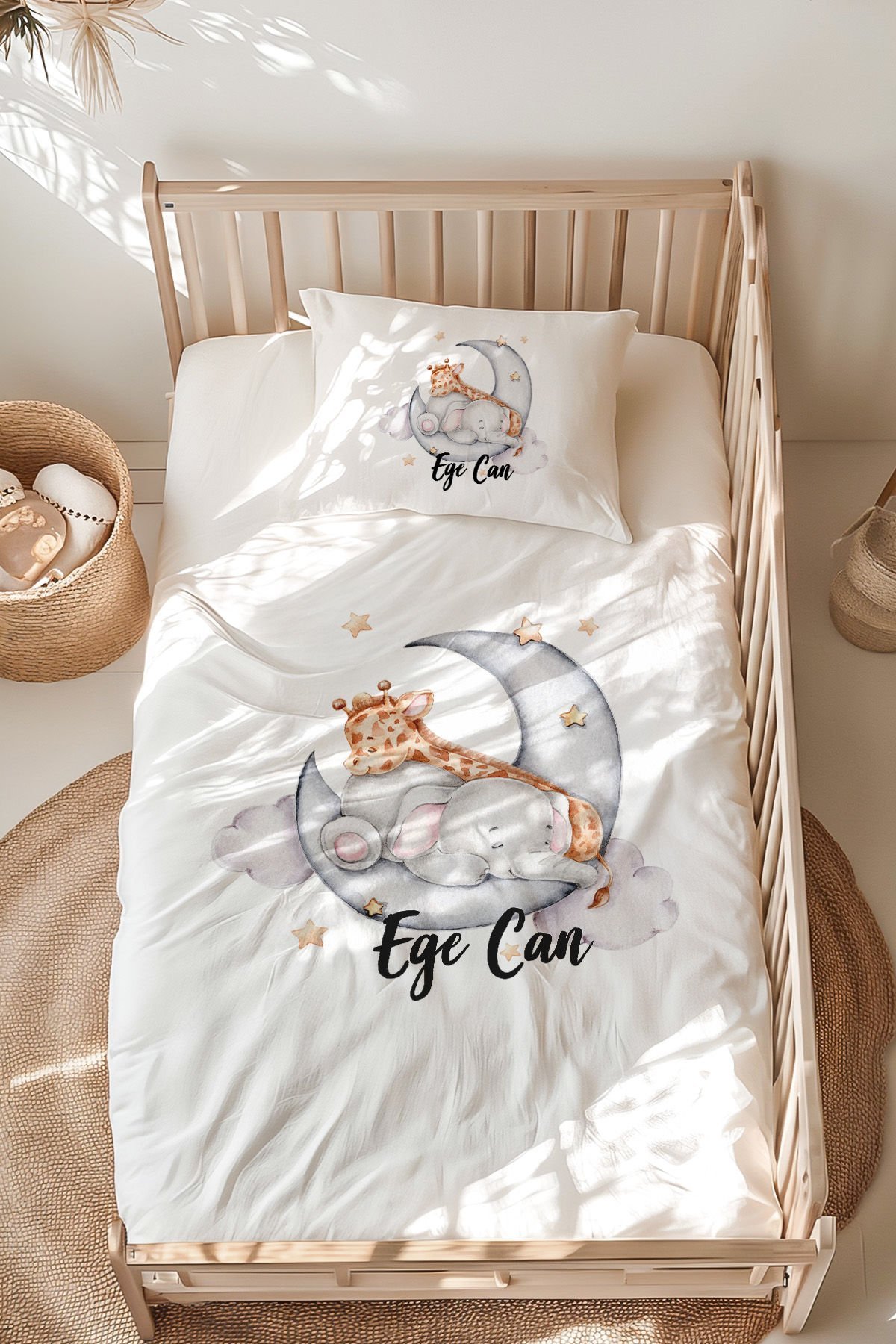 İsme Özel Montessori Yatak Nevresim Takımı (100x200 cm) Ayda Uyuyan Zürafa ve Fil