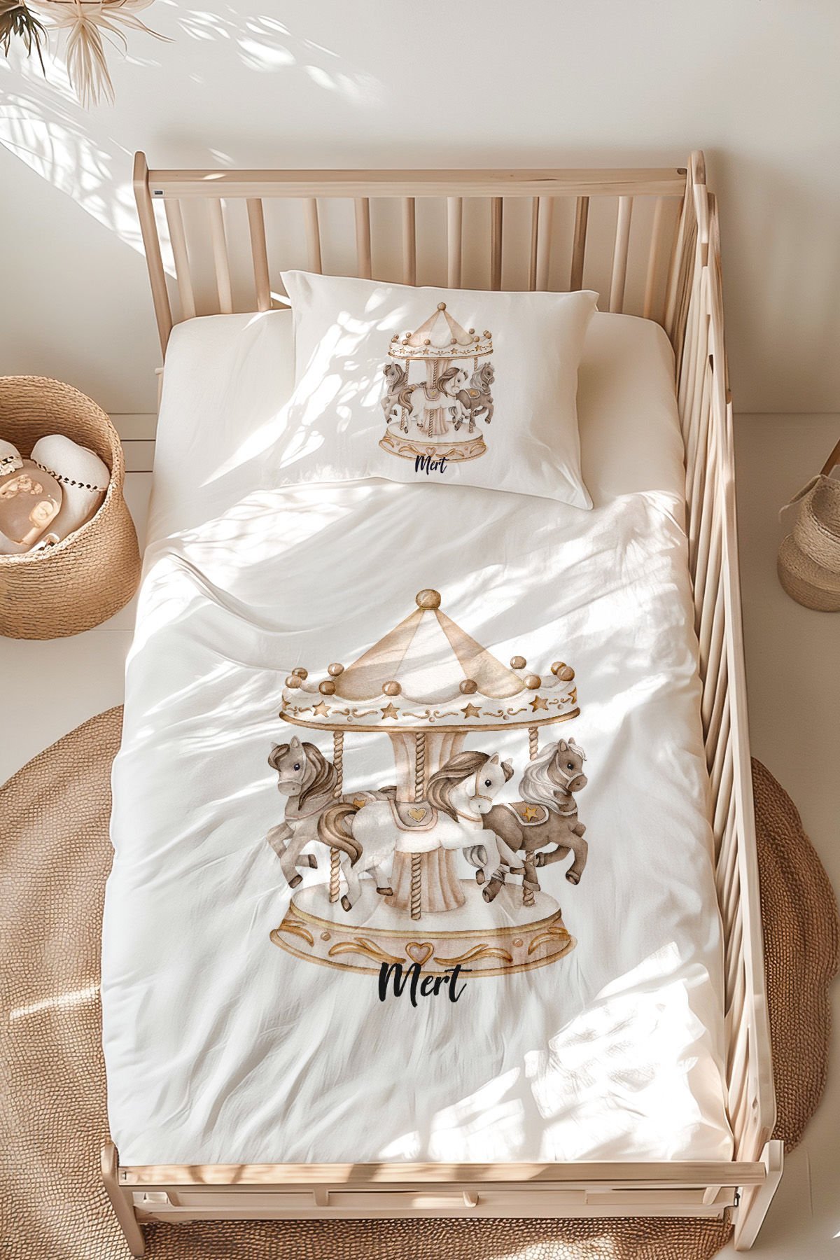 İsme Özel Montessori Yatak Nevresim Takımı (100x200 cm) Atlıkarınca