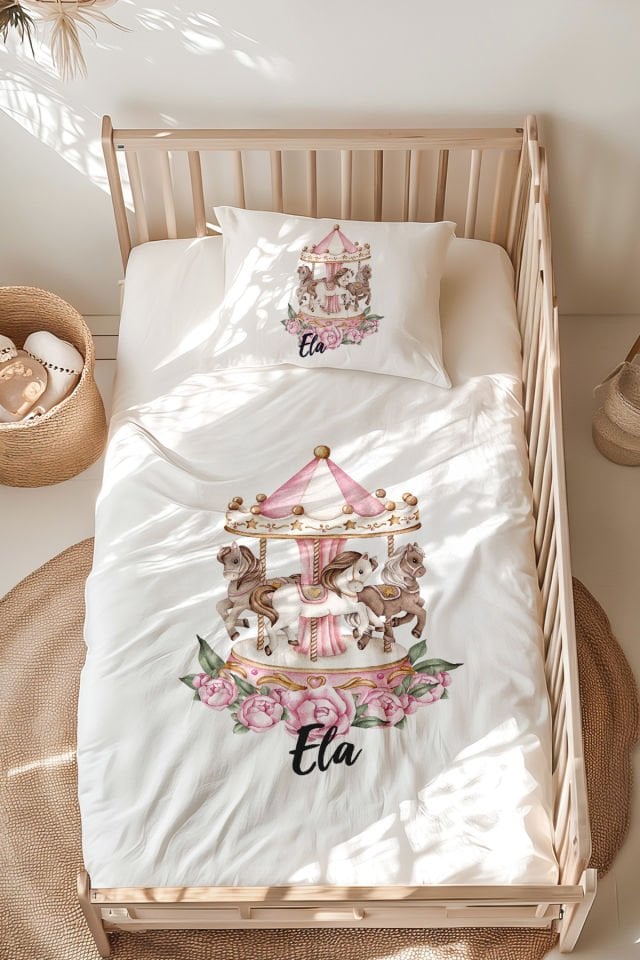 İsme Özel Montessori Yatak Nevresim Takımı (100x200 cm) Atlıkarınca