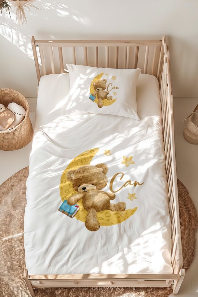 %100 Pamuk İsme Özel Montessori Yatak Nevresim Takımı (100x200 cm) Kitap Okuyan Ayıcık