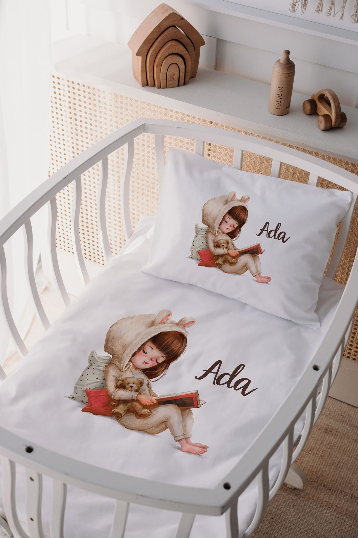 %100 Pamuk Saten Anne Yani Beşik Nevresim Takımı Masalcı Kız