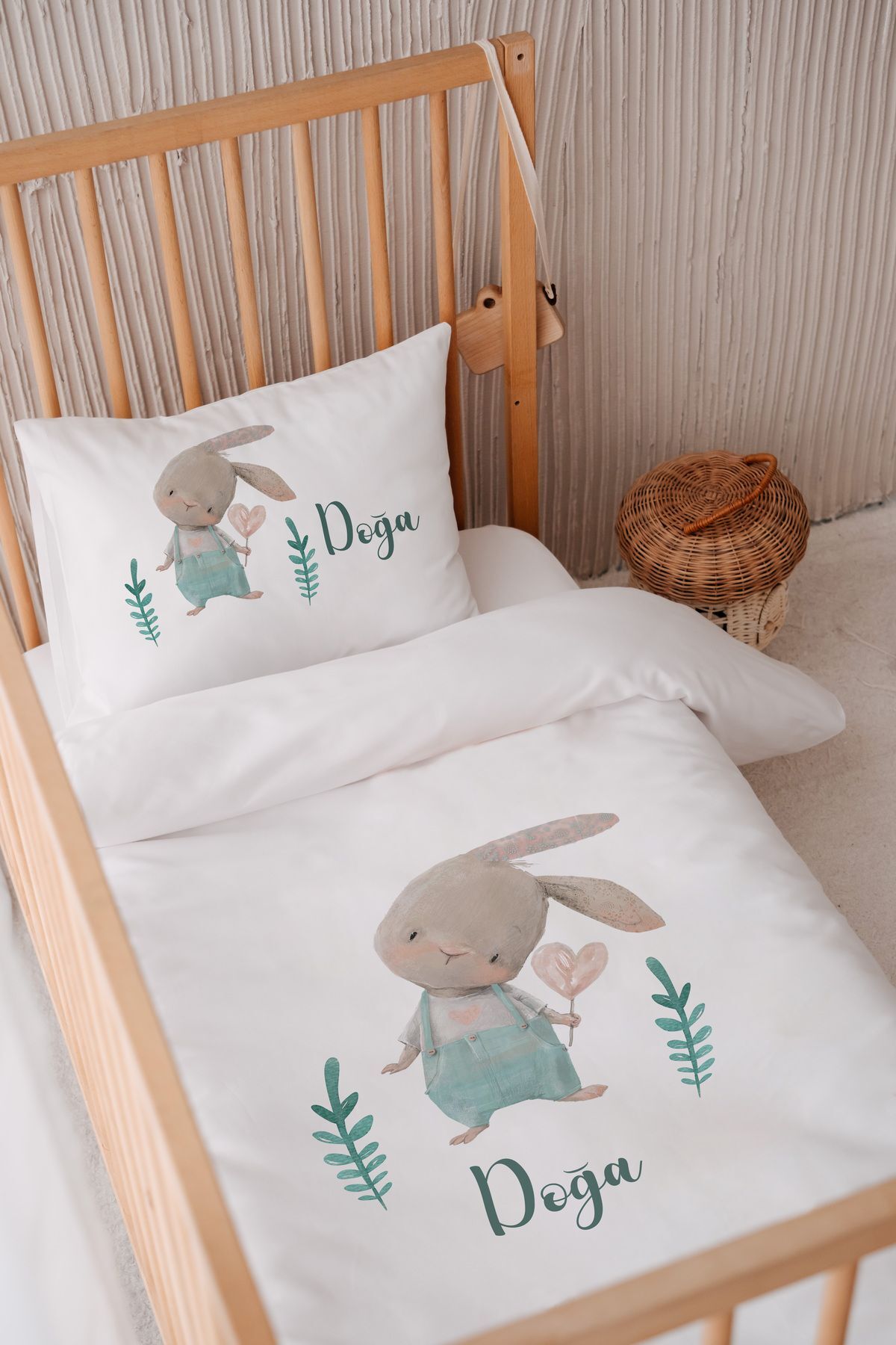 İsme Özel 100x150 Bebek Yatak Nevresim Seti Tulumlu Tavşan