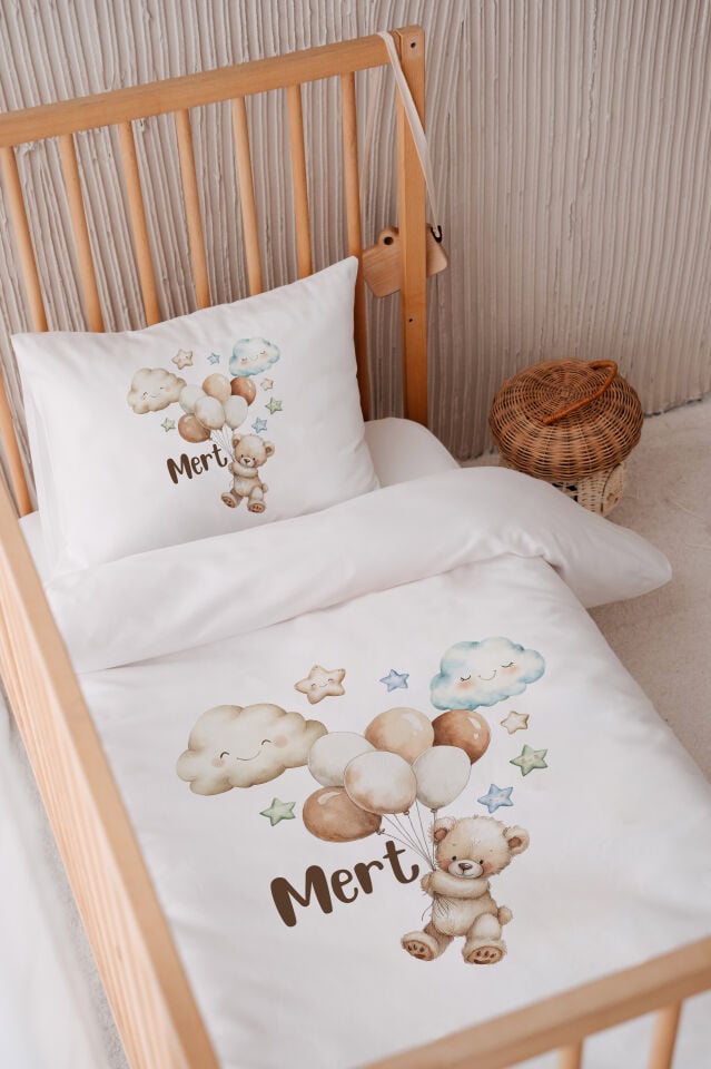 İsme Özel 100x150 Bebek Yatak Nevresim Seti Balon Tutan Ayıcık