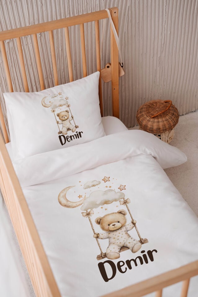 İsme Özel 100x150 Bebek Yatak Nevresim Seti Sallanan Ayıcık