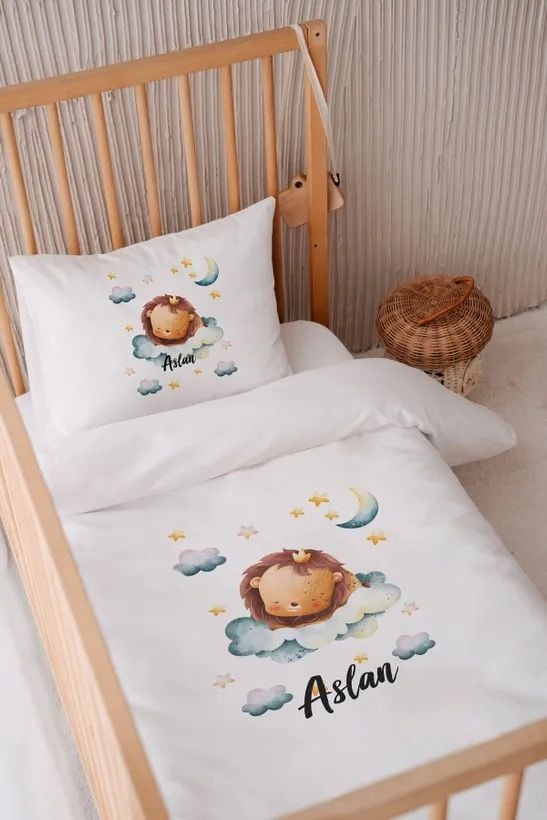 %100 Pamuk Saten İsme Özel 100x150 Bebek Yatak Nevresim Seti Aslan